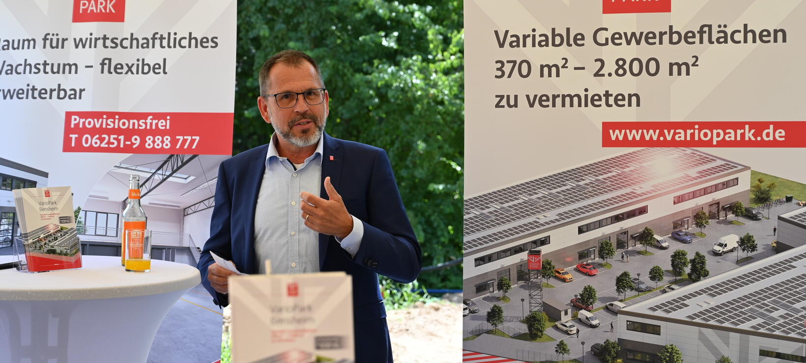 Fachjournalisten hören den Ansprachen von Ralph Gumb, Rolf Richter und Hubertus Dreßler zu