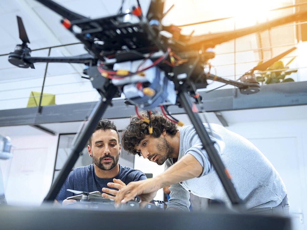 Foto von zwei Technikern, die in einem VarioPark-Gewerbepark gemeinsam konzentriert arbeiten