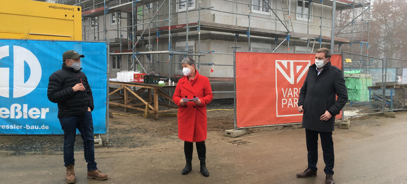 Ralph Gumb, Bürgermeisterin Klein und Kreisbeigeordneter Krug halten Reden beim Richtfest