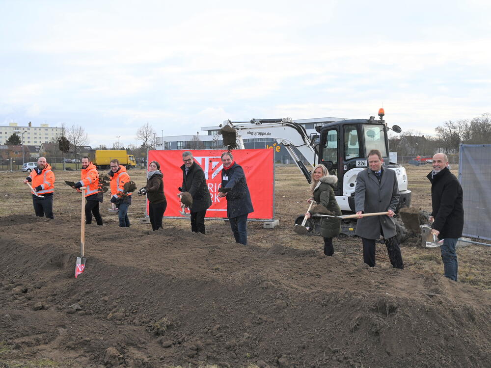 Alle am Bau Beteiligten feiern den ersten Spatenstich in Frankenthal