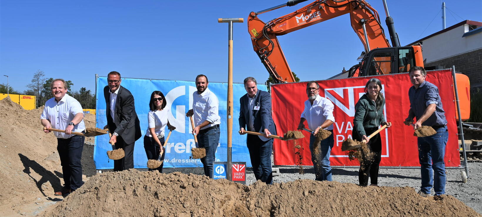 Acht Personen beim Spatenstich vor Bannern de rFirmen Dreßler Bau und VarioPark
