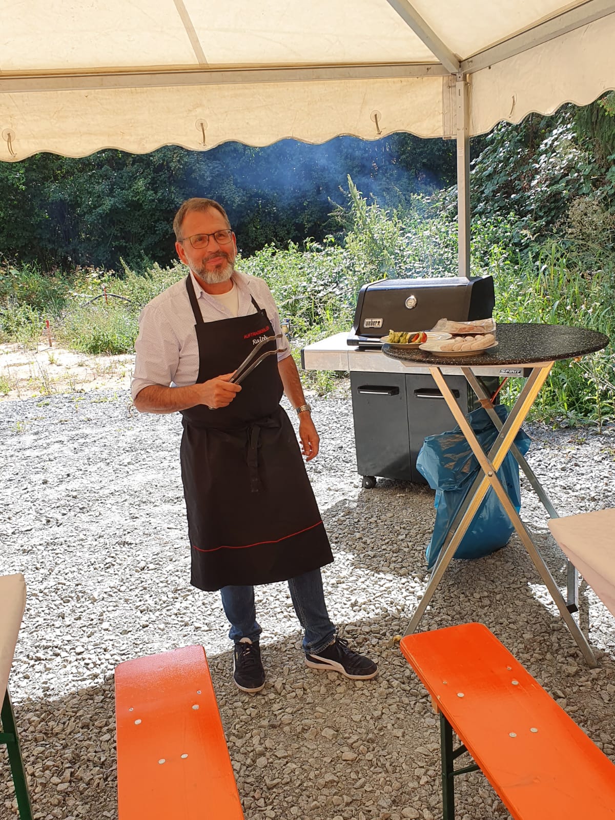 Geschäftsführer Ralph Gumb in Aktion beim Grillen für sein Team